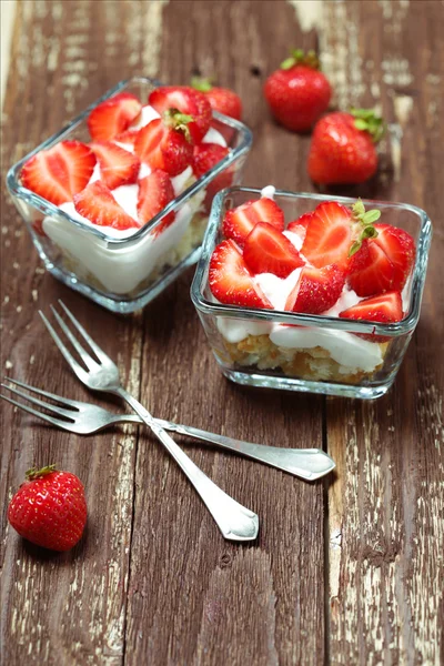 Dessert aux fraises dans un bol en verre — Photo