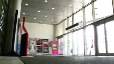 Alışveriş Merkezi, zaman atlamalı