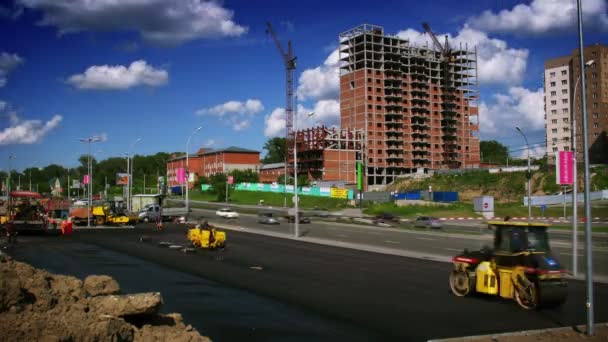 Trabajadores de la carretera en las obras de reparación de asfalto — Vídeo de stock