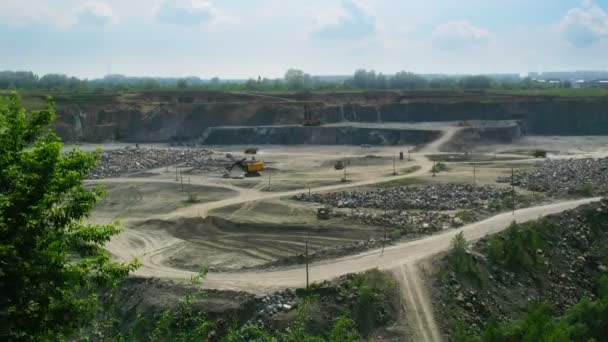 Добыча угля в открытой шахте — стоковое видео