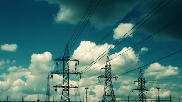 Electric high voltage pylon against sky, time lapse — Stock Video