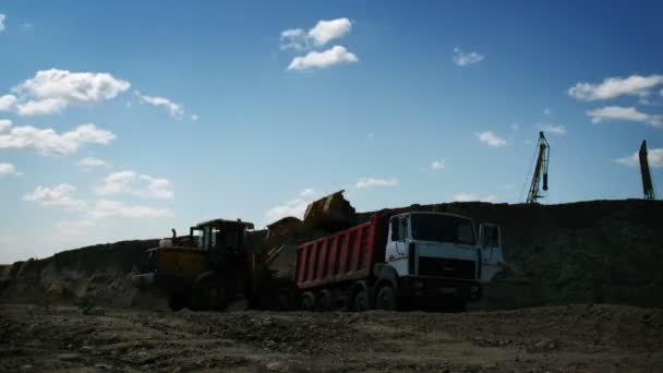 Sárga loader egy építkezésen dolgozó — Stock videók