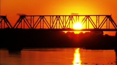 Demiryolu Köprüsü'nde Günbatımı