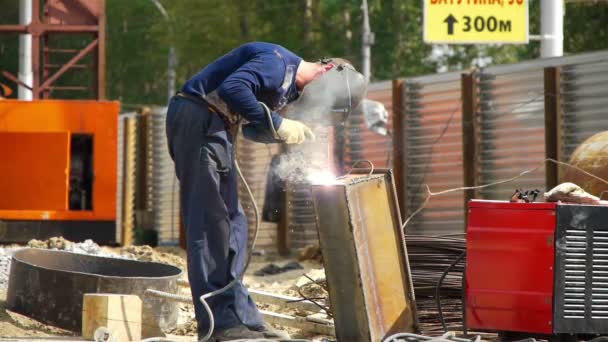 Soldador en el trabajo — Vídeos de Stock