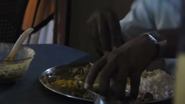 Индийский человек ест — стоковое видео