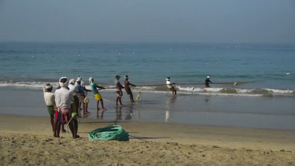 Pescadores tirando de una red — Vídeo de stock