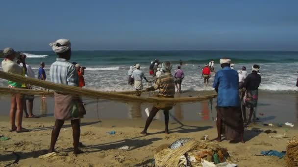 Pescadores arrastrando una red de arrastre — Vídeo de stock