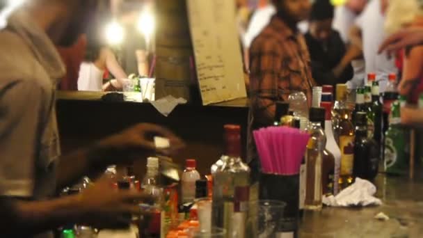 Ночной бар — стоковое видео