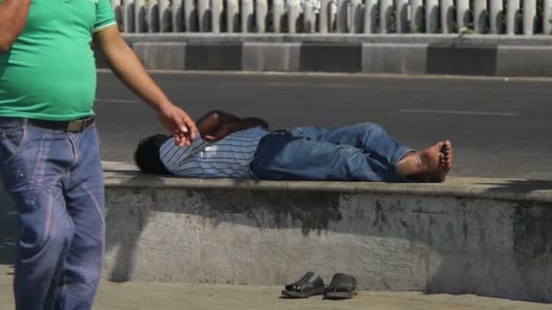 Homens dormindo em um chão de rua — Vídeo de Stock