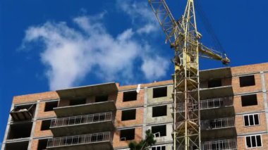 gökyüzü karşı inşaat vinç