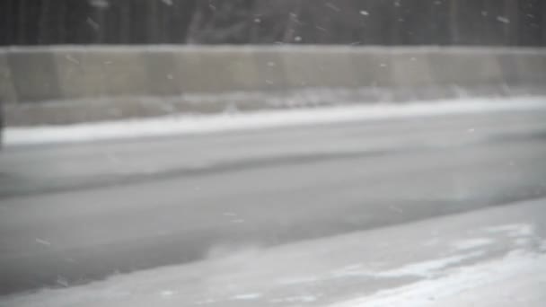 Camino de invierno en nieve pesada — Vídeo de stock