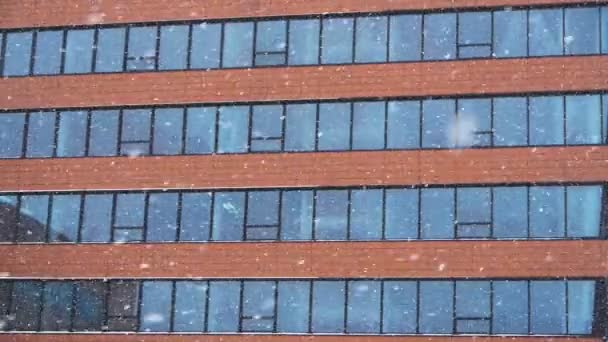 Χιονόπτωση κατά ενός κτιρίου γραφείων — Αρχείο Βίντεο