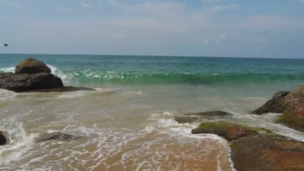 Waves on rocks — Stock Video