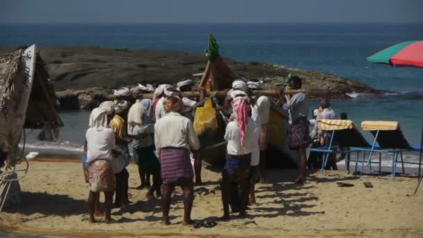 Pescadores tirando de un barco — Vídeos de Stock