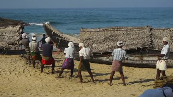 Fishermen pulling a boat — Stock Video
