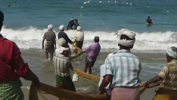 Pescadores arrastrando una red de arrastre — Vídeos de Stock