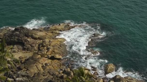 Onde sulle rocce — Video Stock