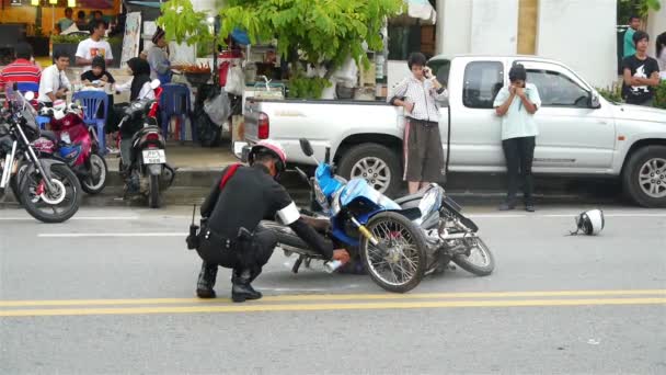 Αστυνομικός στον τόπο της συντριβής μοτοσικλέτες — Αρχείο Βίντεο