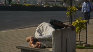 sokak bankta uyuyan adam