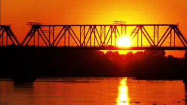 Demiryolu Köprüsü'nde Günbatımı