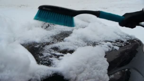 Barrer la nieve de un coche — Vídeo de stock