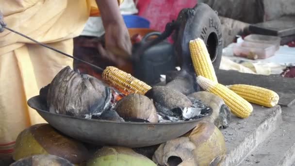 Asiático pessoa cozinha milho — Vídeo de Stock