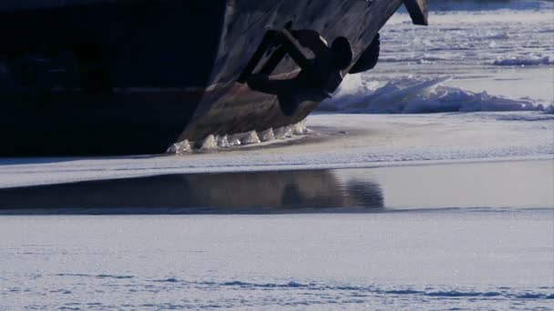 Navio em um rio de gelo — Vídeo de Stock
