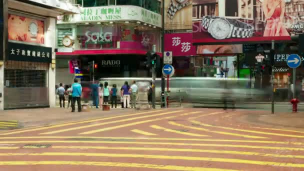 HONG KONG - 3 DE SEPTIEMBRE: Tráfico por la calle en el centro en un día ajetreado, timelapse. 3 de septiembre de 2012, Hong Kong . — Vídeos de Stock