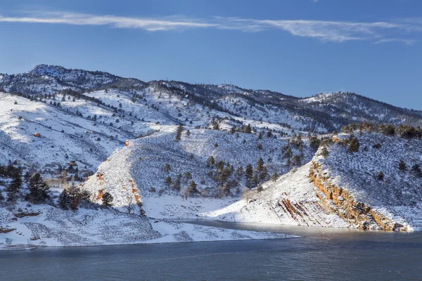 Mountain lake in winter — Stock Photo, Image