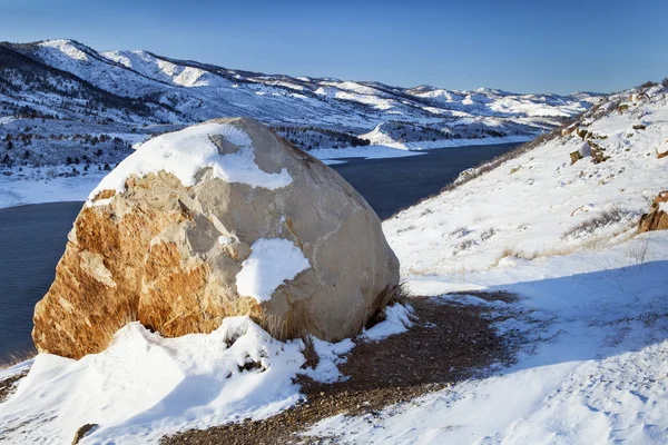 Lago de montaña en el paisaje de invierno — Foto de Stock