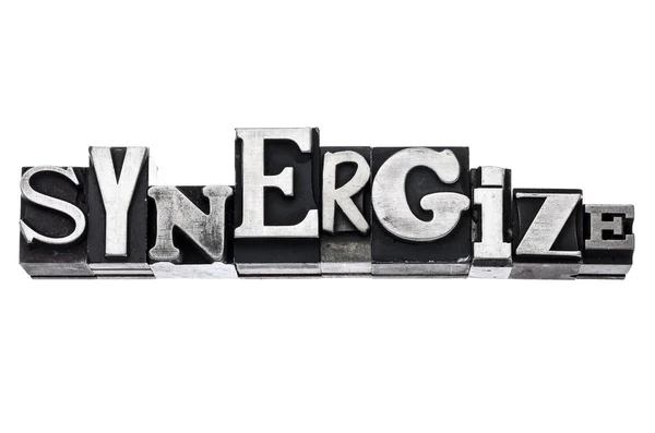 Synergize woord in metalen type — Stockfoto