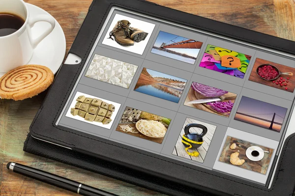 Visualizando imagens em tablet digital — Fotografia de Stock