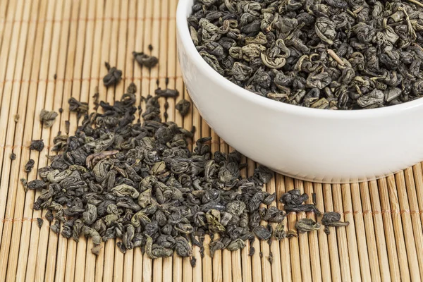 Schwarzpulver grüner Tee — Stockfoto