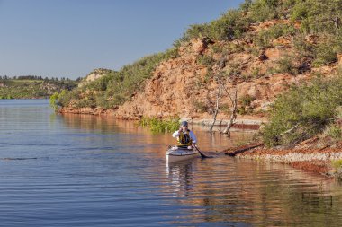 Kano paddler dağ gölü