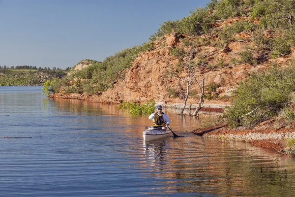 Remador de canoa en un lago de montaña — Foto de Stock