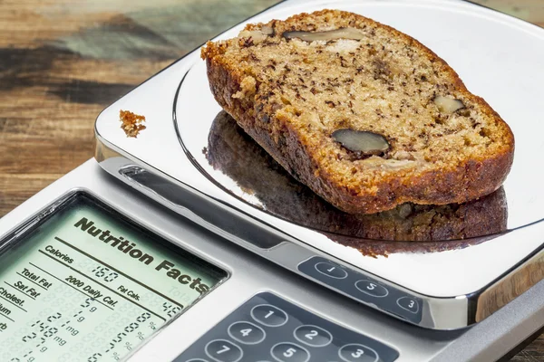 Banana bread on diet scale — Stock Photo, Image