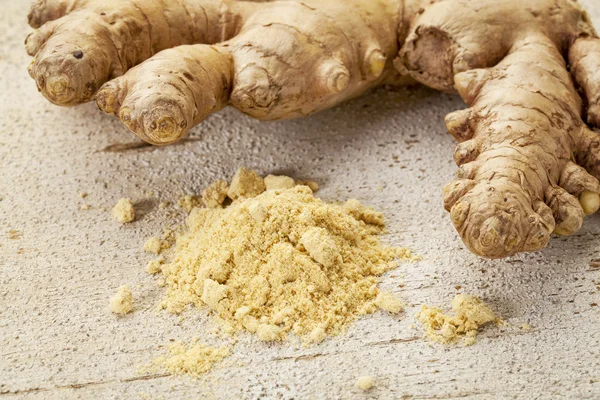 Ginger root and powder — Stock Photo, Image