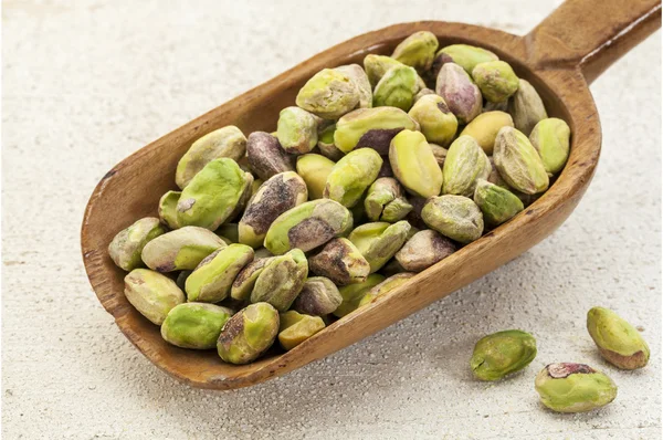 Nueces de pistacho crudas en una cucharada — Foto de Stock