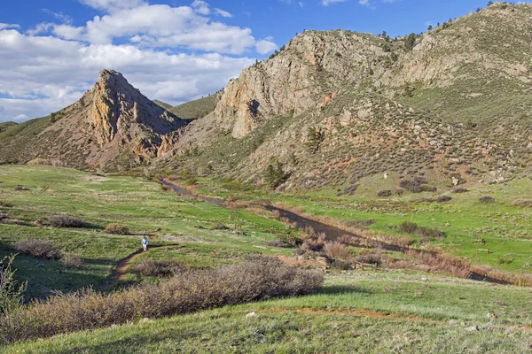 Excursionista en el paisaje de montaña — Foto de Stock