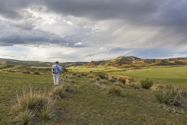 Wanderer und roter Berg — Stockfoto