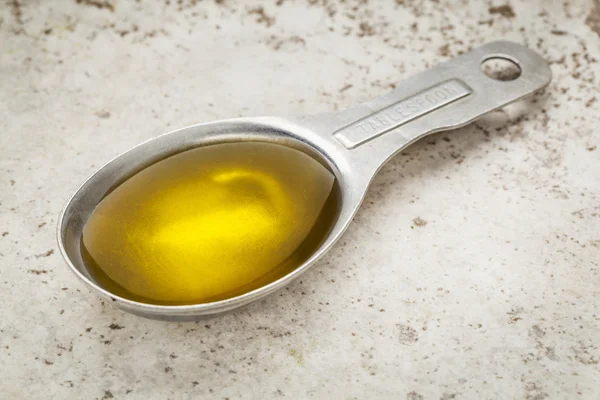 Столова ложка оливкової олії — стокове фото