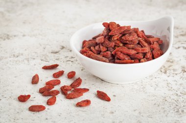 Goji meyveleri kasede.