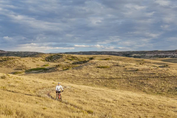 Mountain biking in een rollende prairie — Stockfoto