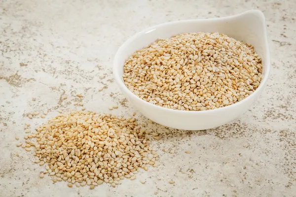 Unhulled sesame seeds — Stock Photo, Image