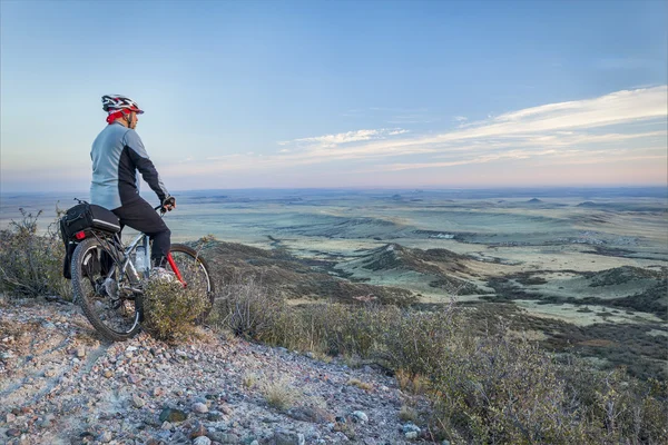 Mountain biking in prairies — Stock Photo, Image