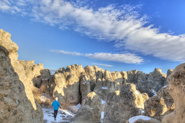 天然の要塞の岩の形成でハイカー — ストック写真