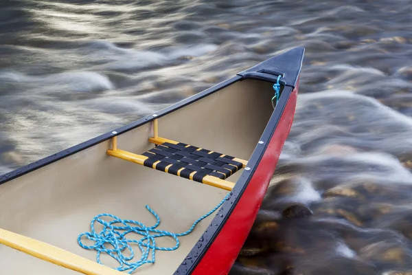 Red canoe stern with a rope — Stock Photo, Image