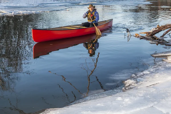 Canoe paddling in winter — Stock Photo, Image