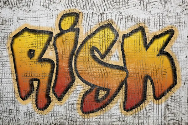Ryzyko słowo graffiti na ścianie tynk — Zdjęcie stockowe