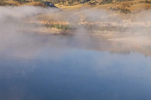 Nebliger Morgen auf einem See — Stockfoto